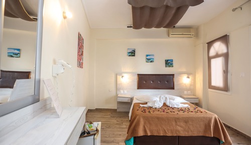 Habitación básica con 2 camas individuales, 1 cama doble