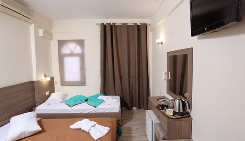 Habitación triple, vistas parciales al mar