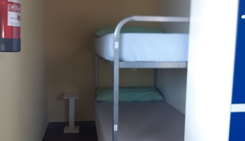Dormitorio compartido económico, dormitorio mixto, baño compartido