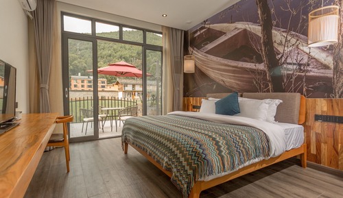 Habitación romántica, balcón, en la zona del jardín