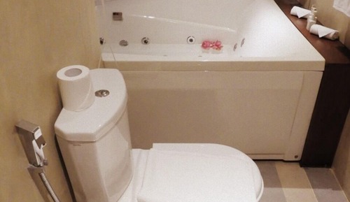 Suite tradicional, bañera de hidromasaje, en la zona del patio