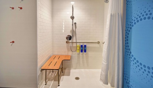 Habitación, 2 camas de matrimonio, accesible para personas con discapacidad (Roll-In Shower)