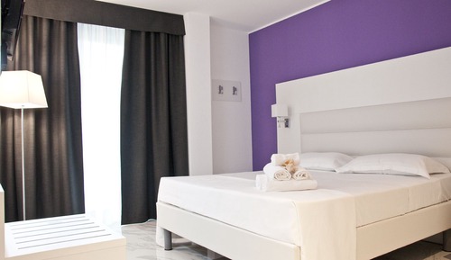 Habitación Confort doble, 1 cama de matrimonio, baño privado, vistas al jardín