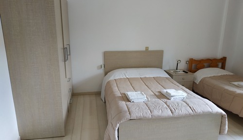 Habitación triple, vistas parciales al mar