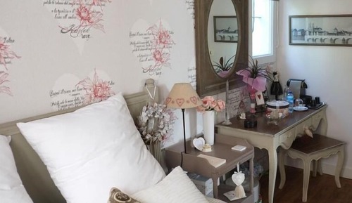 Double Room, Private Bathroom (Les Mots de Coeur)