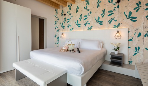 Suite, terraza, vistas parciales al mar