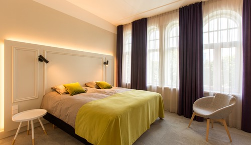 Habitación superior con 1 cama doble o 2 individuales, vistas al parque