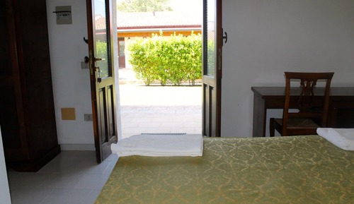Habitación con 1 cama doble o 2 individuales, patio, vistas al jardín