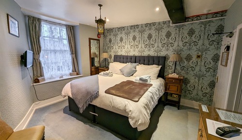Habitación superior con 1 cama doble o 2 individuales, baño privado