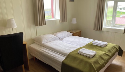 Habitación estándar con 1 cama doble o 2 individuales, baño compartido