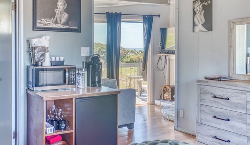 Habitación básica, 1 cama de matrimonio, patio, vistas parciales al mar
