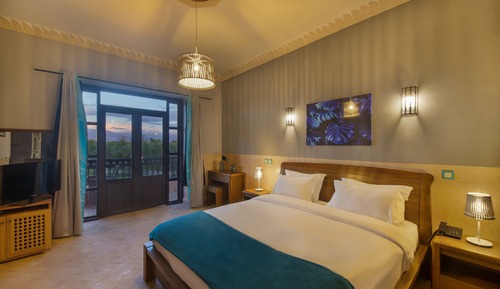 Suite superior, 1 cama de matrimonio grande, balcón, vistas a la montaña