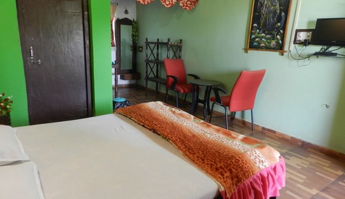 Habitación básica doble, 1 cama doble, fumadores, planta baja
