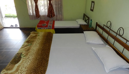 Habitación triple básica, varias camas, fumadores, vistas a la montaña