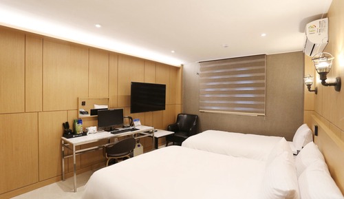 Twin Room, Shower (Netflix, Disney+, Watcha, Laftel Available)