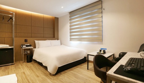 Standard Room, Bathtub (Netflix, Disney+, Watcha, Laftel Available)