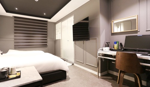 Twin Room, Bathtub (Netflix, Disney+, Watcha, Laftel Available)