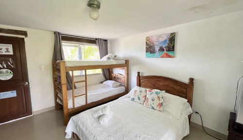 Habitación cuádruple estándar, varias camas