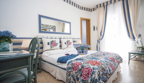 Habitación clásica con 1 cama doble o 2 individuales, balcón, vistas parciales al mar