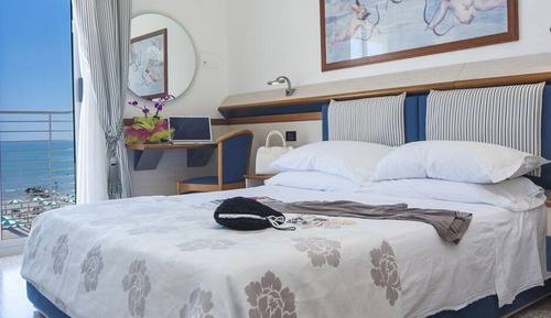 Habitación clásica con 1 cama doble o 2 individuales, balcón, vistas al mar