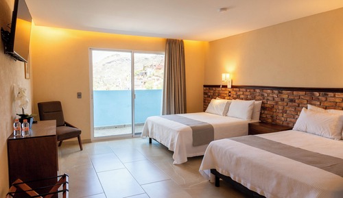 Habitación doble superior, 2 camas de matrimonio, balcón, vistas a la ciudad