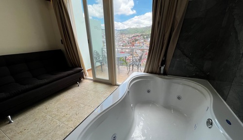 Suite estudio superior, 2 camas de matrimonio, balcón