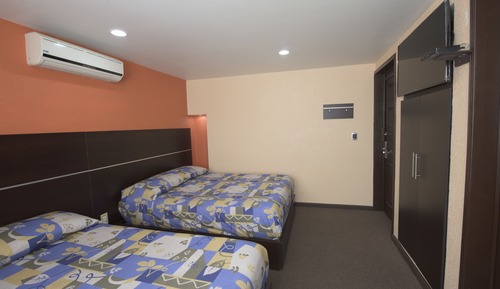 Habitación estándar doble, 2 camas dobles, baño privado, en una planta alta