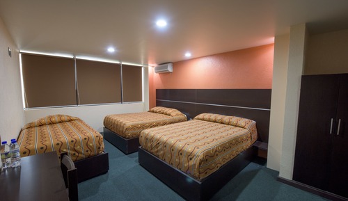 Habitación triple, varias camas