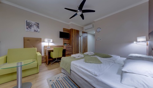 Habitación con 2 camas individuales, balcón