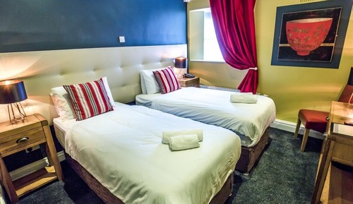 Habitación clásica con 1 cama doble o 2 individuales, baño privado
