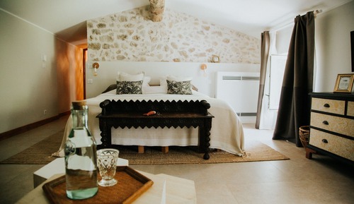 Habitación Confort con 1 cama doble o 2 individuales, baño privado, vistas al jardín