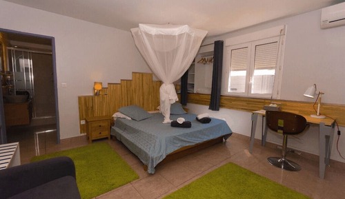 Chambre Double Confort (Carambole), plusieurs lits, salle de bains privée, vue jardin
