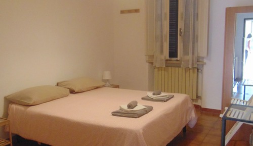 Habitación básica doble, 1 cama doble, baño privado