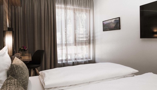 Habitación básica doble, 1 cama de matrimonio grande, baño privado