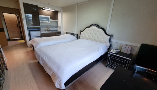 Habitación básica con 2 camas individuales