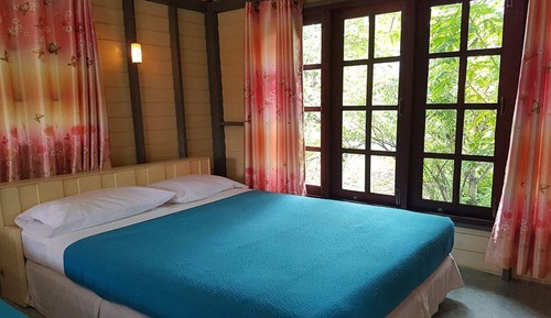 Habitación, junto a la piscina