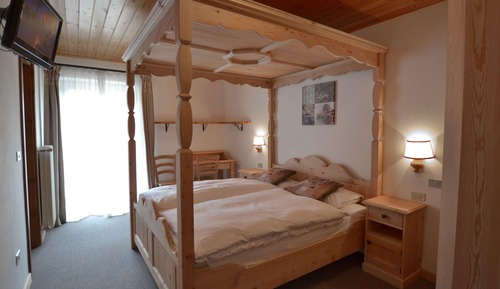 Habitación con 1 cama doble o 2 individuales, balcón, vistas a la montaña