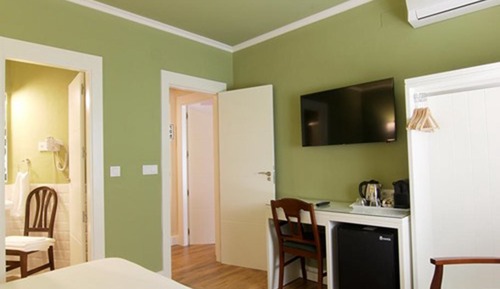 Habitación superior con 2 camas individuales, baño privado, vistas a la ciudad