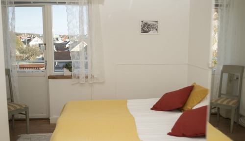 Habitación con 1 cama doble o 2 individuales, baño compartido, vistas parciales al mar
