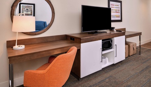 Habitación, 1 cama de matrimonio grande con sofá cama, frigorífico y microondas