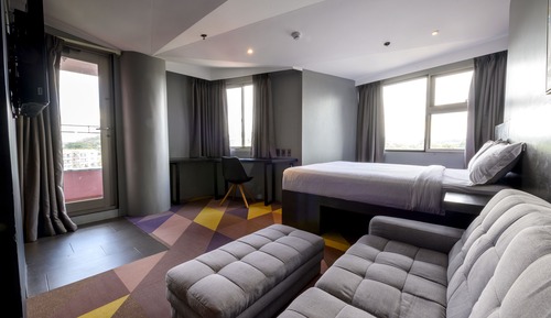 Habitación de diseño, 1 cama de matrimonio con sofá cama, patio (Sunrise)