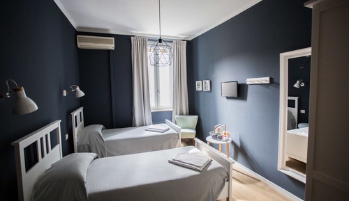 Habitación básica con 2 camas individuales, baño compartido