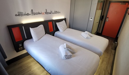 Habitación estándar con 2 camas individuales, sin ventanas