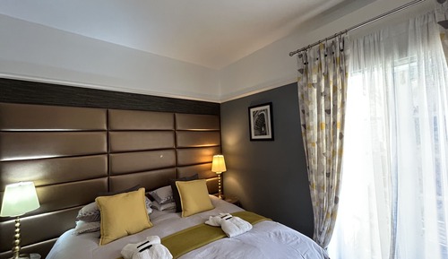 Habitación superior con 1 cama doble o 2 individuales, bañera