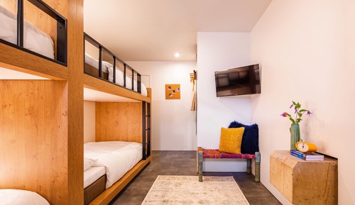 ROOM FOR 4 (FRIENDS)