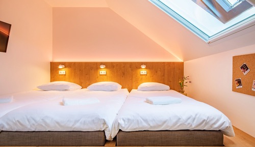 ROOM FOR 3
