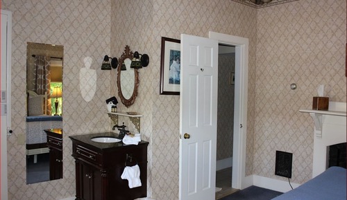 Habitación, baño privado (Very Berry - Queen Fireplace Room)