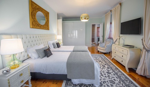 Habitación superior con 1 cama doble o 2 individuales, vistas al jardín