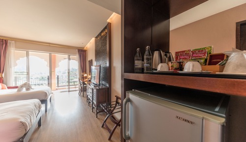Habitación superior con 2 camas individuales, balcón, vistas al jardín