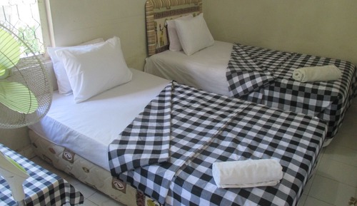 Habitación básica con 2 camas individuales, 2 camas individuales